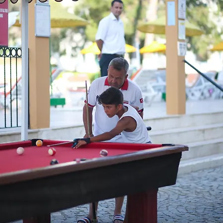 تونتاش فاميلي سويتس كوساداسي