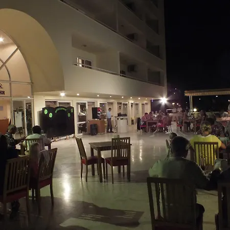 تونتاش فاميلي سويتس كوساداسي 4*