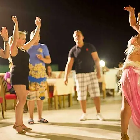 Ξενοδοχείο με διαμερίσματα Tuntas Family Κουσάντασι