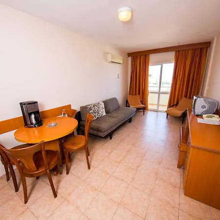 تونتاش فاميلي سويتس كوساداسي 4*